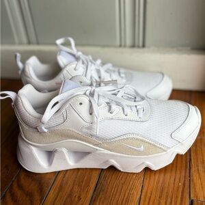 Women’s NIKE RYZ 365 2 White and Cream Athletic Sneakers Size 7 NEW